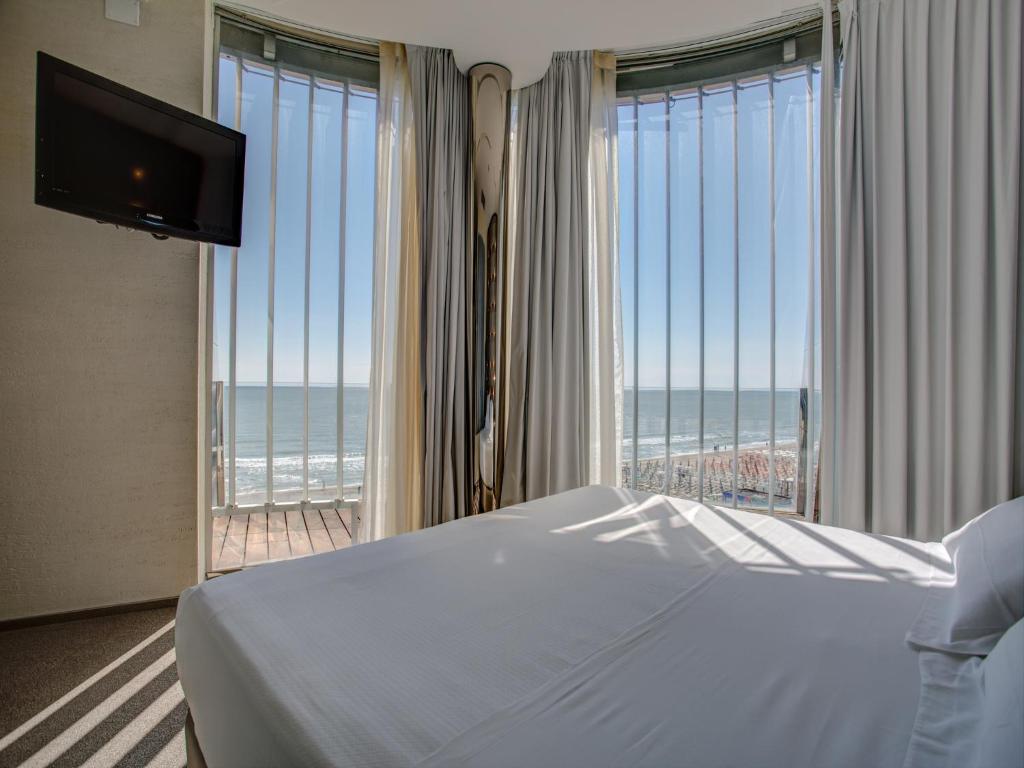 une chambre avec un lit et une vue sur l'océan dans l'établissement Hotel Waldorf- Premier Resort, à Milano Marittima 93 autres photos