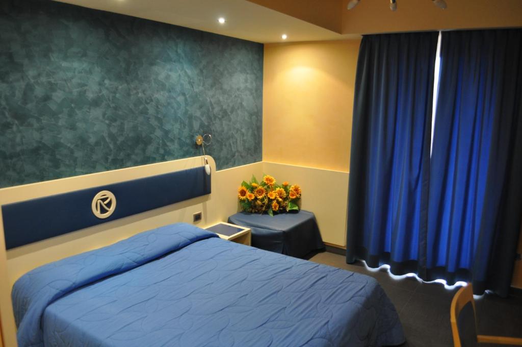 - une chambre avec un lit bleu et des rideaux bleus dans l'établissement Aerhotel Phelipe, à SantʼEufemia Lamezia 40 autres photos