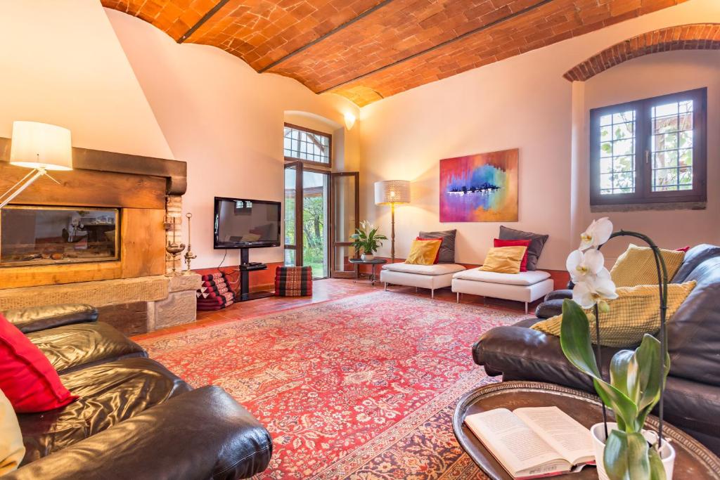 un salon avec des canapés et une cheminée dans l'établissement Villa Marina, à Terranuova Bracciolini