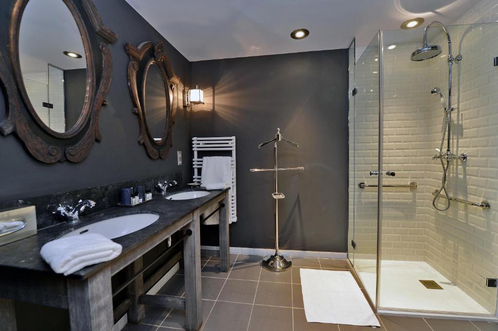 une salle de bain avec deux lavabos et une douche dans l'établissement Maison de Famille Les 5 Frères, à Val dʼIsère 37 autres photos