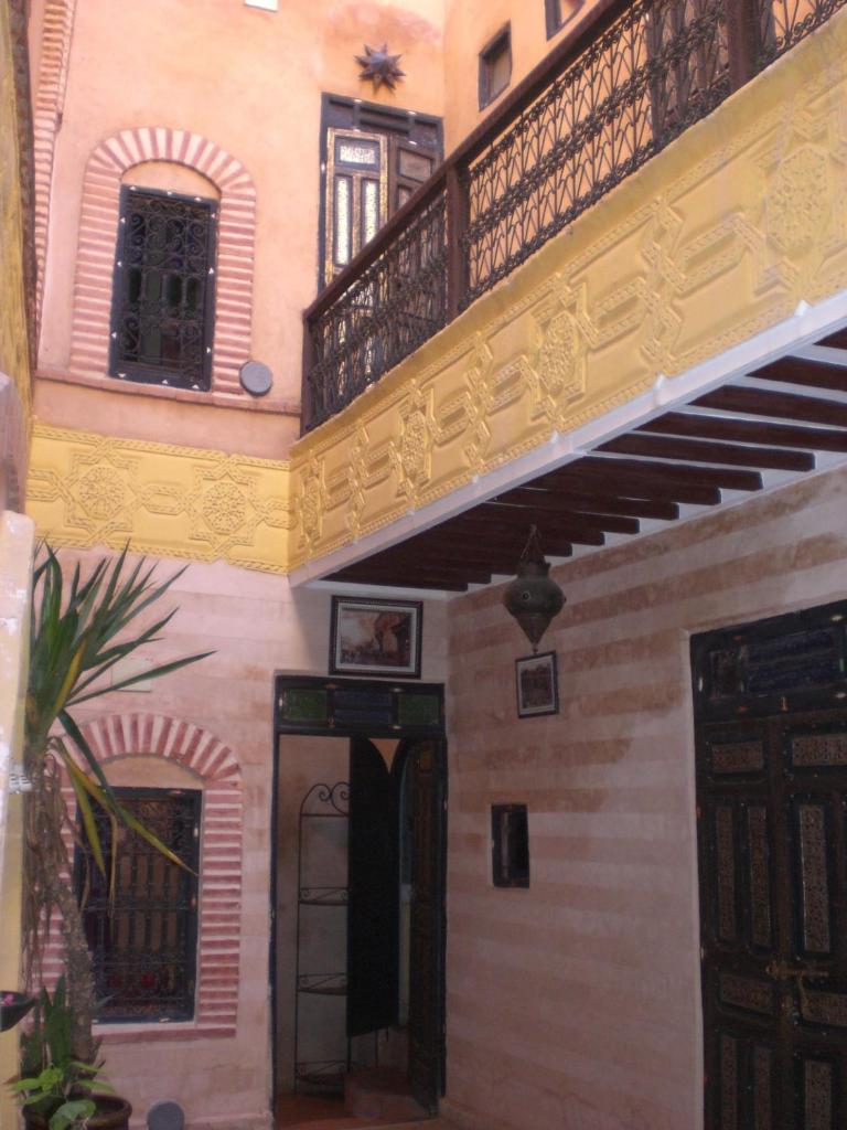 Cette maison ancienne dispose d'un balcon et d'une porte. dans l'établissement Riad Hiba, à Marrakech