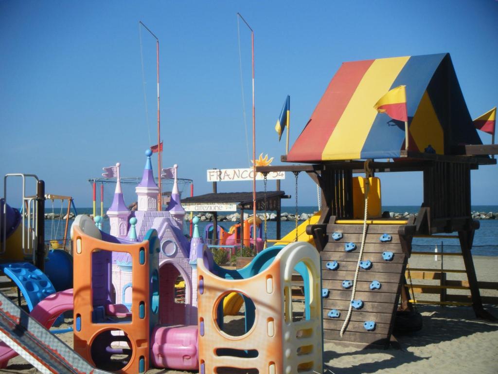 - une aire de jeux avec des équipements colorés sur la plage dans l'établissement Residence Cima, à Rimini