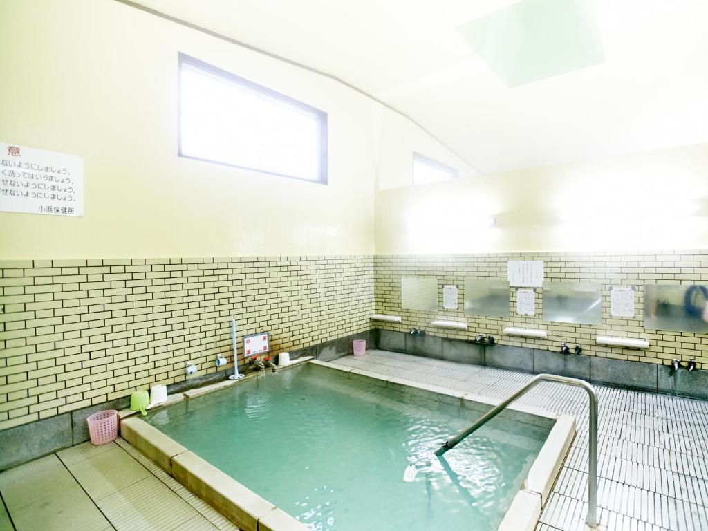 - une piscine d'eau dans une salle de baignade dans l'établissement Minshuku Unzen, à Unzen
