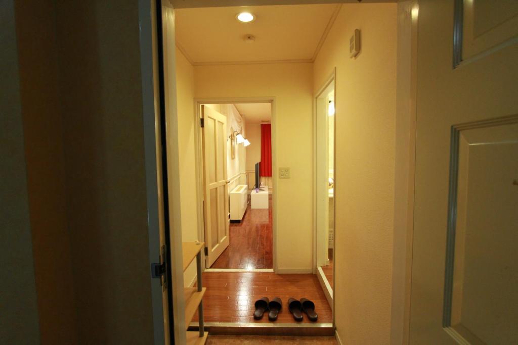 - un couloir avec des chaussures à l'étage, à côté d'une porte dans l'établissement Hotel JIN (Adult Only), à Hamamatsu 7 autres photos