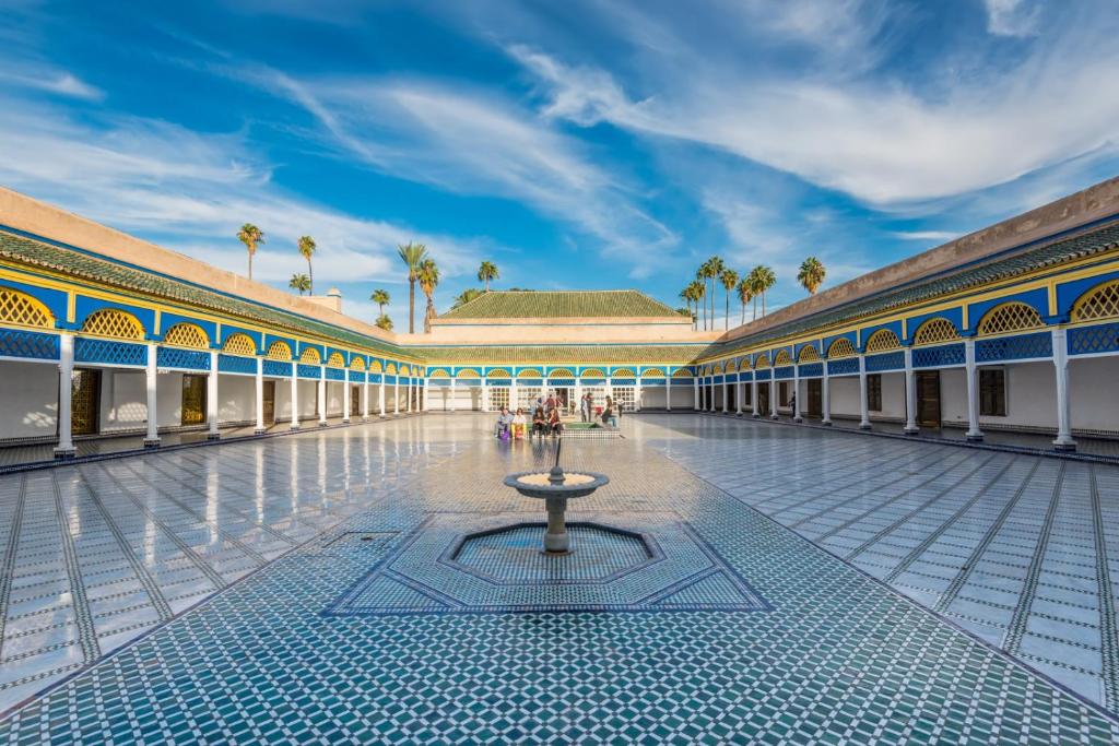 une cour d'un bâtiment avec une fontaine au milieu dans l'établissement Riad Dar More, à Marrakech
