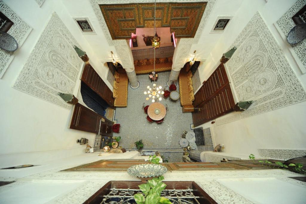 - une vue sur le plafond d'une chambre avec baignoire dans l'établissement Dar Lalla Kenza, à Fès 37 autres photos