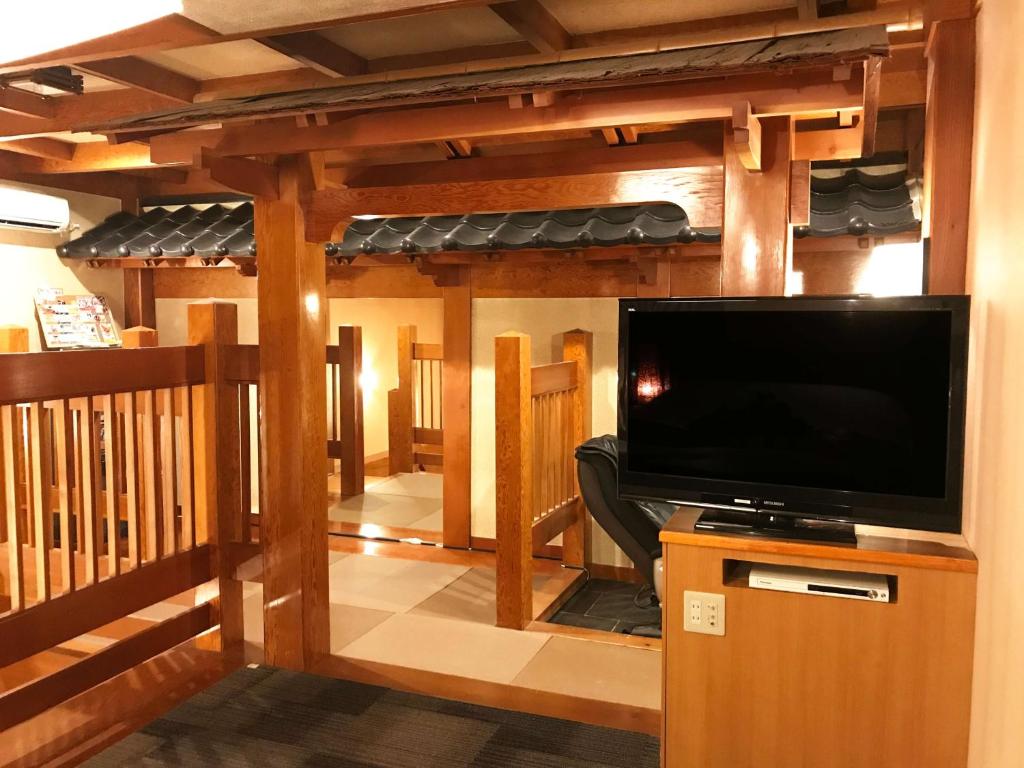 un salon avec une télévision à écran plat et un centre de divertissement dans l'établissement Pal Annex Katsuyama (Love Hotel), à Miyakomachi