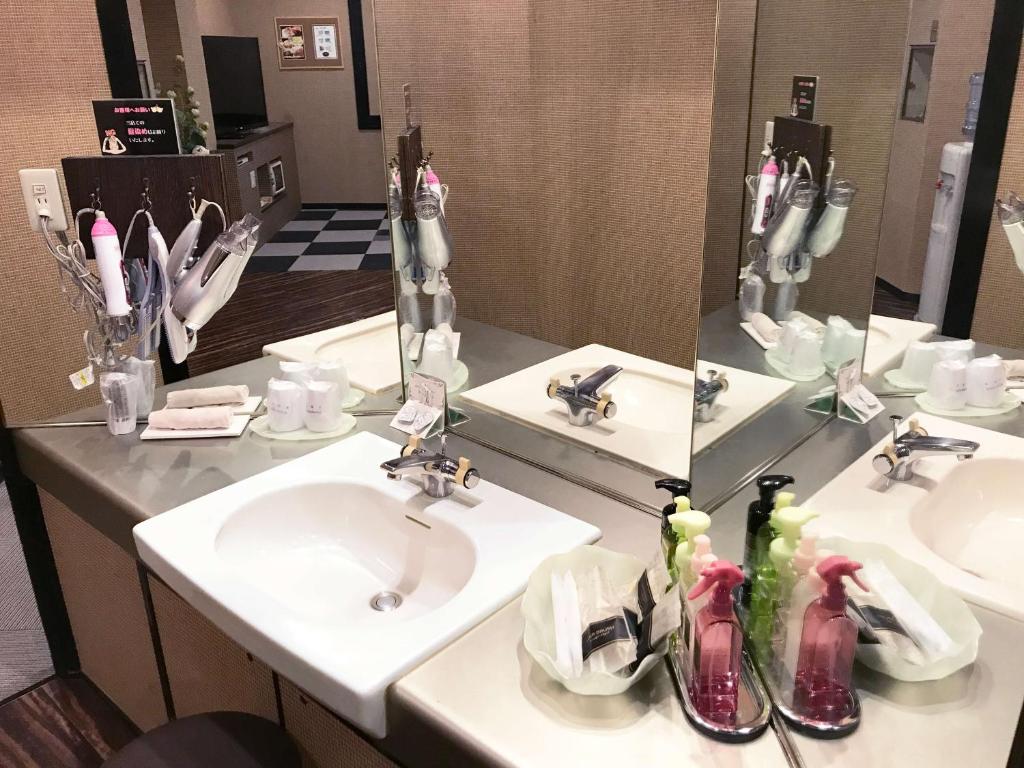 une salle de bain avec deux lavabos et un miroir dans l'établissement Pal Annex Katsuyama (Love Hotel), à Miyakomachi