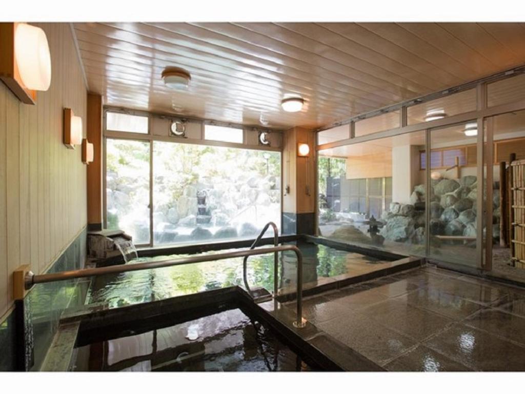 Chambre avec Piscine d'Eau dans un Bâtiment dans l'établissement Izu Nagaoka Kinjokan, à Izunokuni