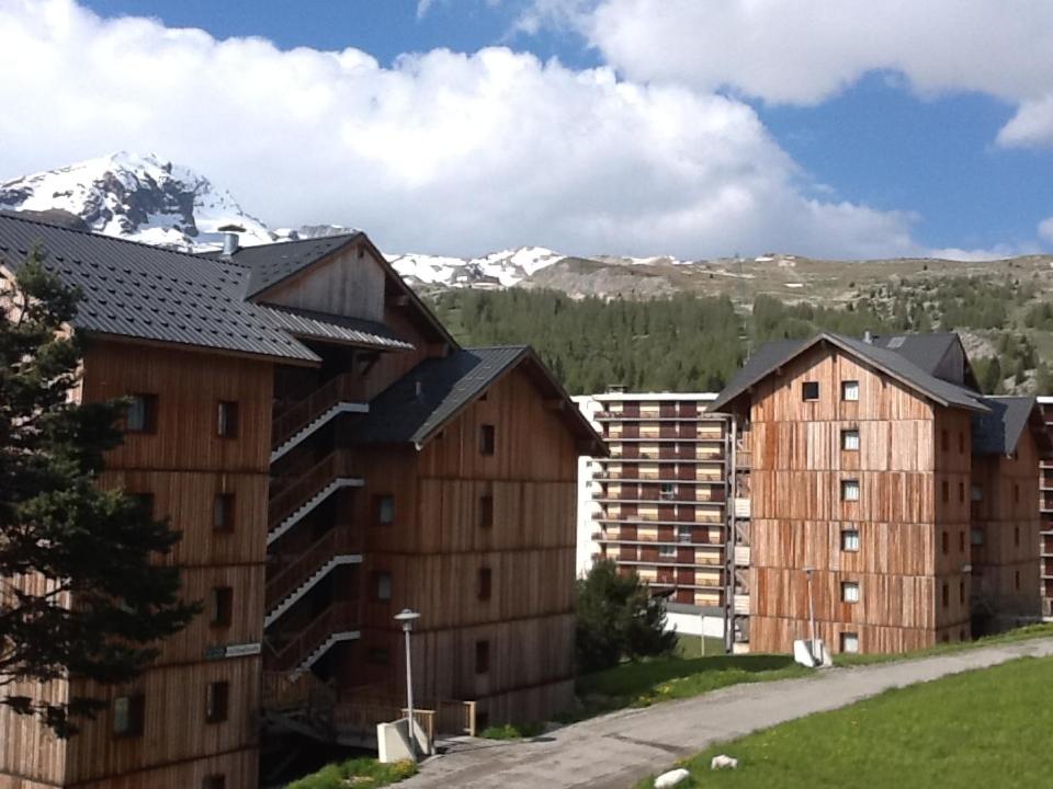 un groupe de bâtiments avec des montagnes en arrière-plan dans l'établissement ANCOLIE 23 Les Chalets de Super D, à Saint-Étienne-en-Dévoluy 15 autres photos