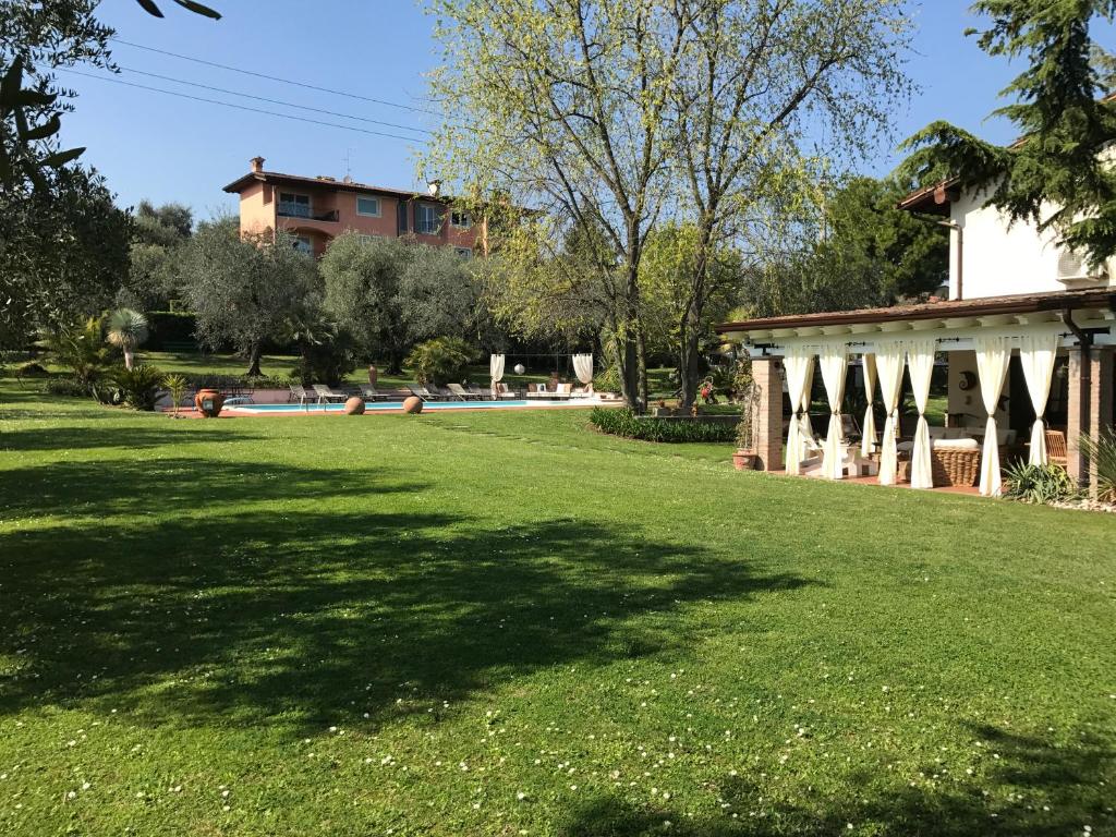 une grande cour avec un bâtiment en arrière-plan dans l'établissement Villa Oliveto, à Padenghe sul Garda