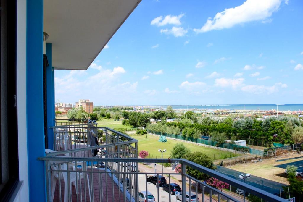 Elle comprend un balcon offrant une vue sur la ville et l'océan. dans l'établissement Hotel Caravel, à Sottomarina