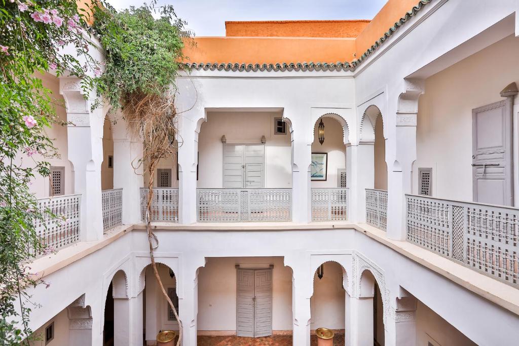 Elle offre une vue extérieure sur un bâtiment blanc doté de balcons. dans l'établissement Hotel & Spa Riad Al Jazira, à Marrakech