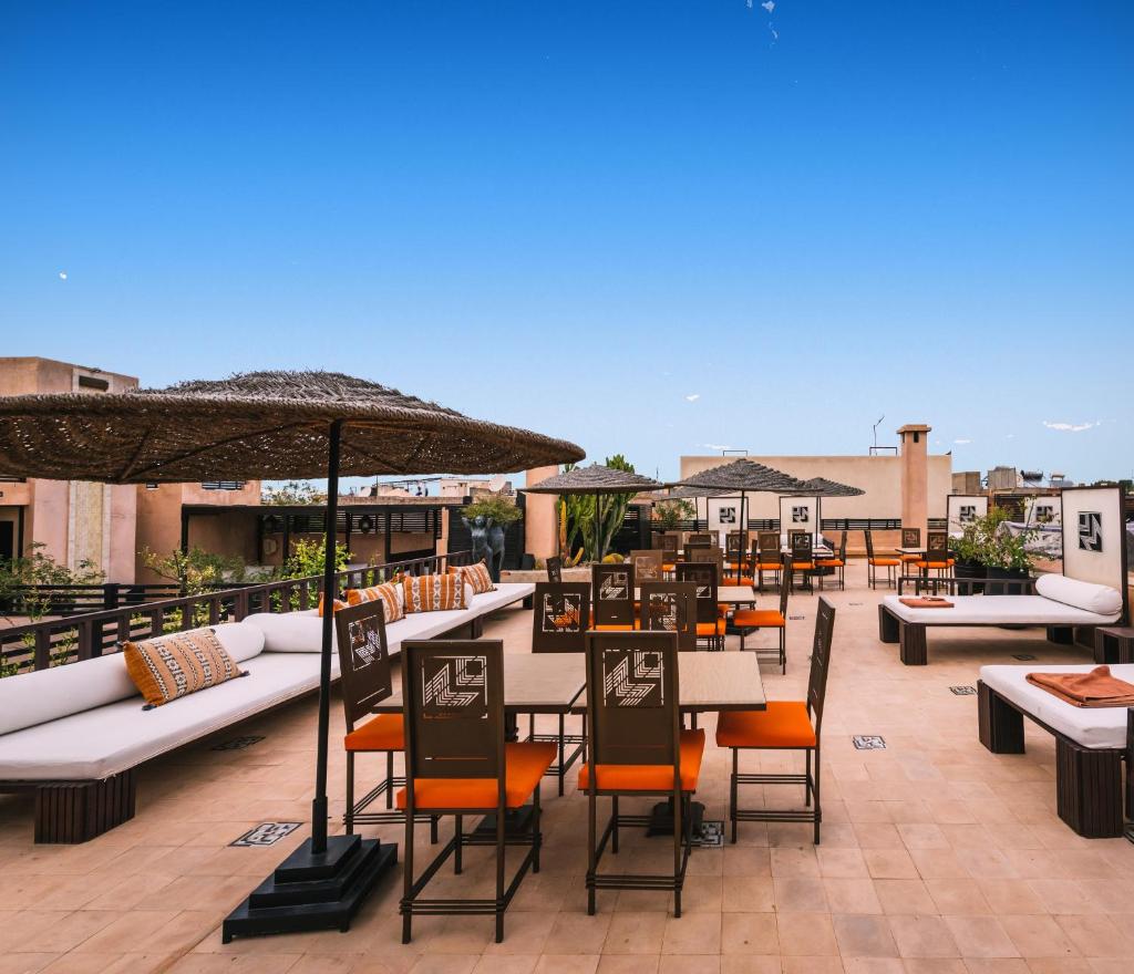 d'une terrasse sur le toit avec des tables et des chaises. dans l'établissement Villa Makassar, à Marrakech