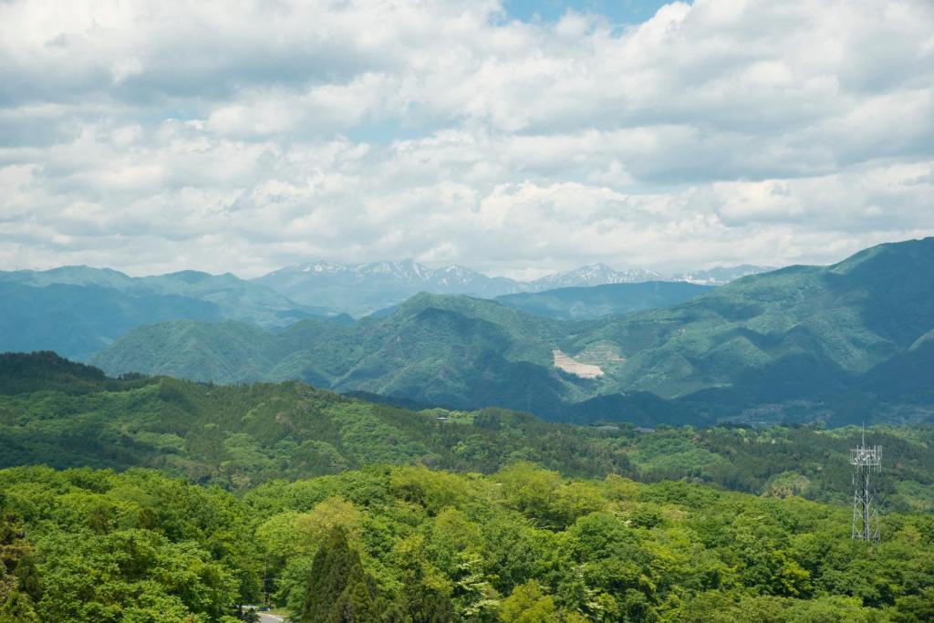 - une vue sur une chaîne de montagnes avec des arbres et des montagnes dans l'établissement Fukuichi, à Shibukawa