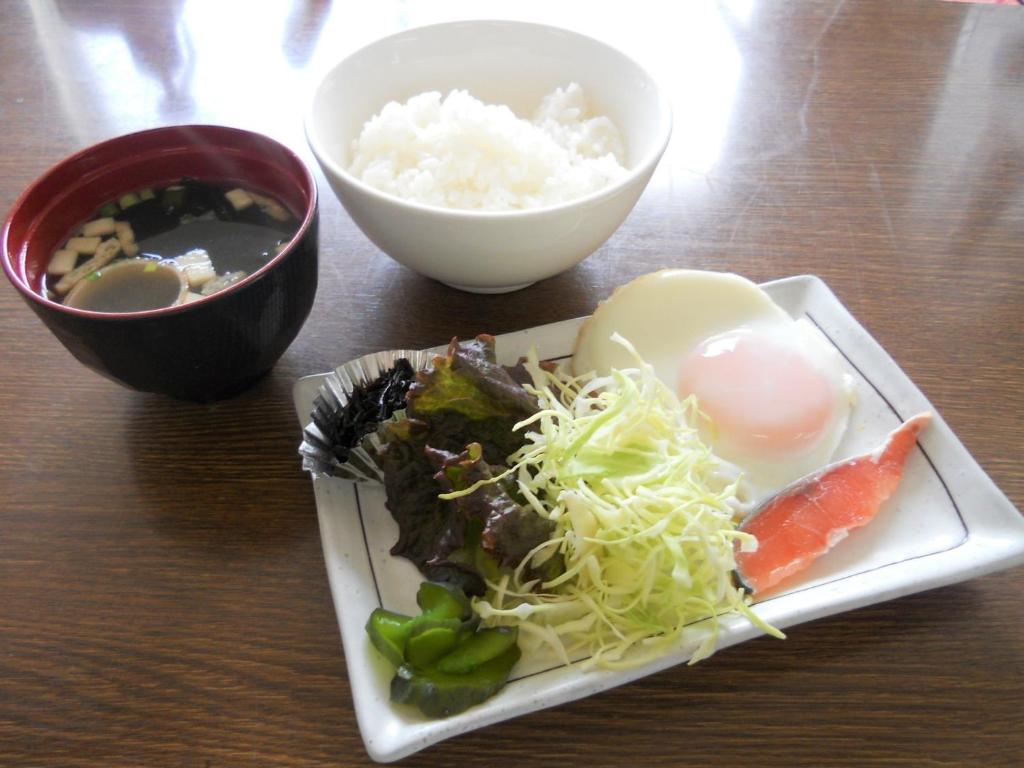 une plaque de nourriture avec du riz et des légumes sur une table dans l'établissement Hotel Mare (Adult Only), à Akashi