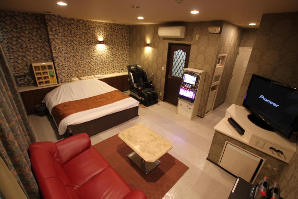 une chambre d'hôtel avec un lit et une télévision dans l'établissement Hotel Sindbad Yamagata (Adult Only), à Higashine 2 autres photos