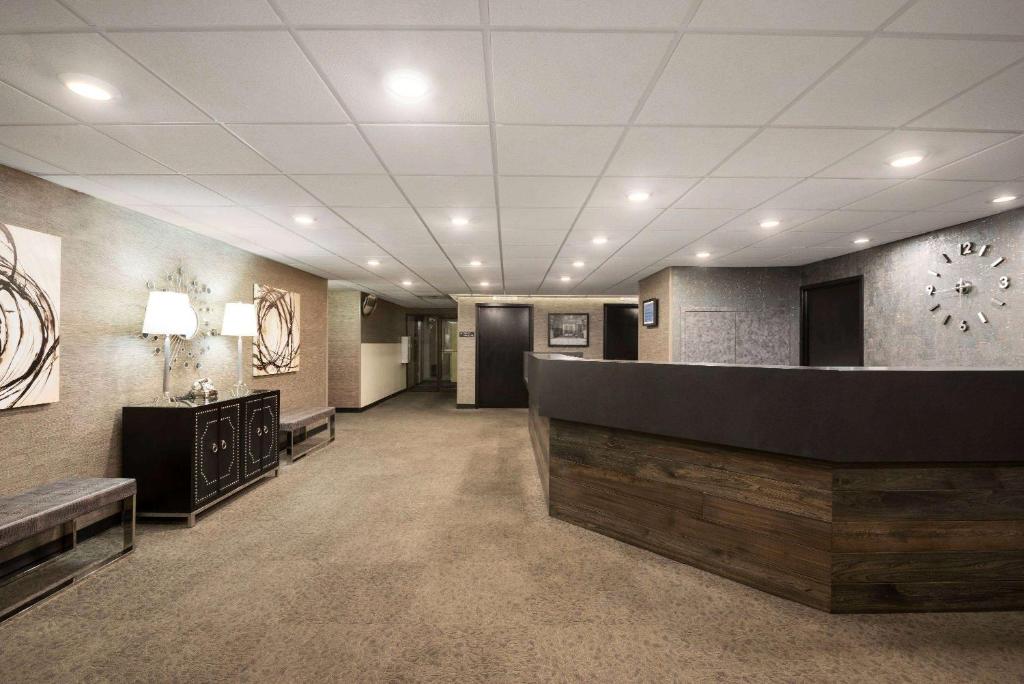 Days Hotel by Wyndham University Ave SE Image