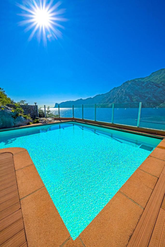 une piscine au sommet d'un immeuble dans l'établissement Villa Tempesta, à Nago-Torbole