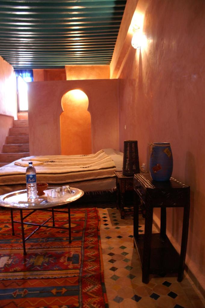 Cette petite chambre dispose d'un lit, d'une table et d'un sidx de table. dans l'établissement Riad Felloussia, à Meknès