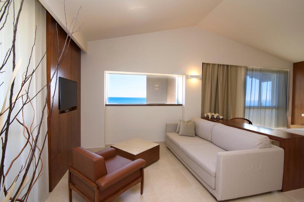 - un salon avec un canapé blanc et une chaise dans l'établissement Grand Hotel President, à Siderno Marina