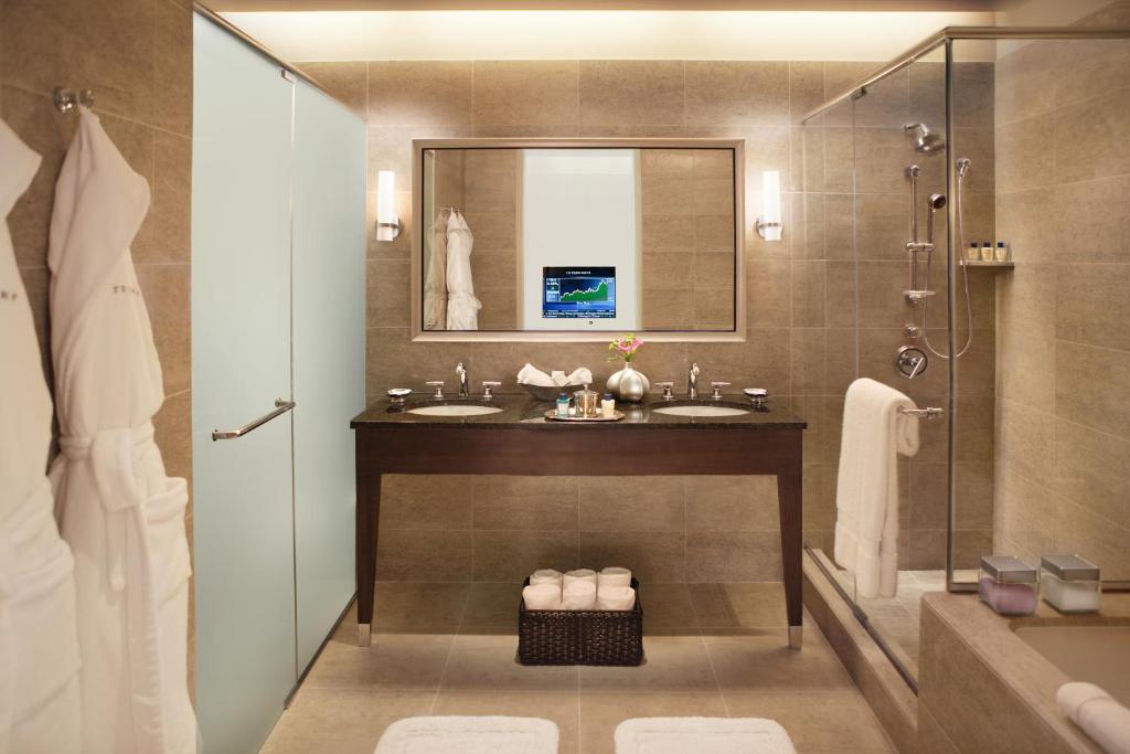 Trump International Hotel & Tower Chicago Image
