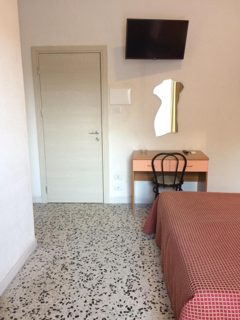 une chambre avec un lit, une table et un bureau dans l'établissement Residence Ducale, à Rodi Garganico