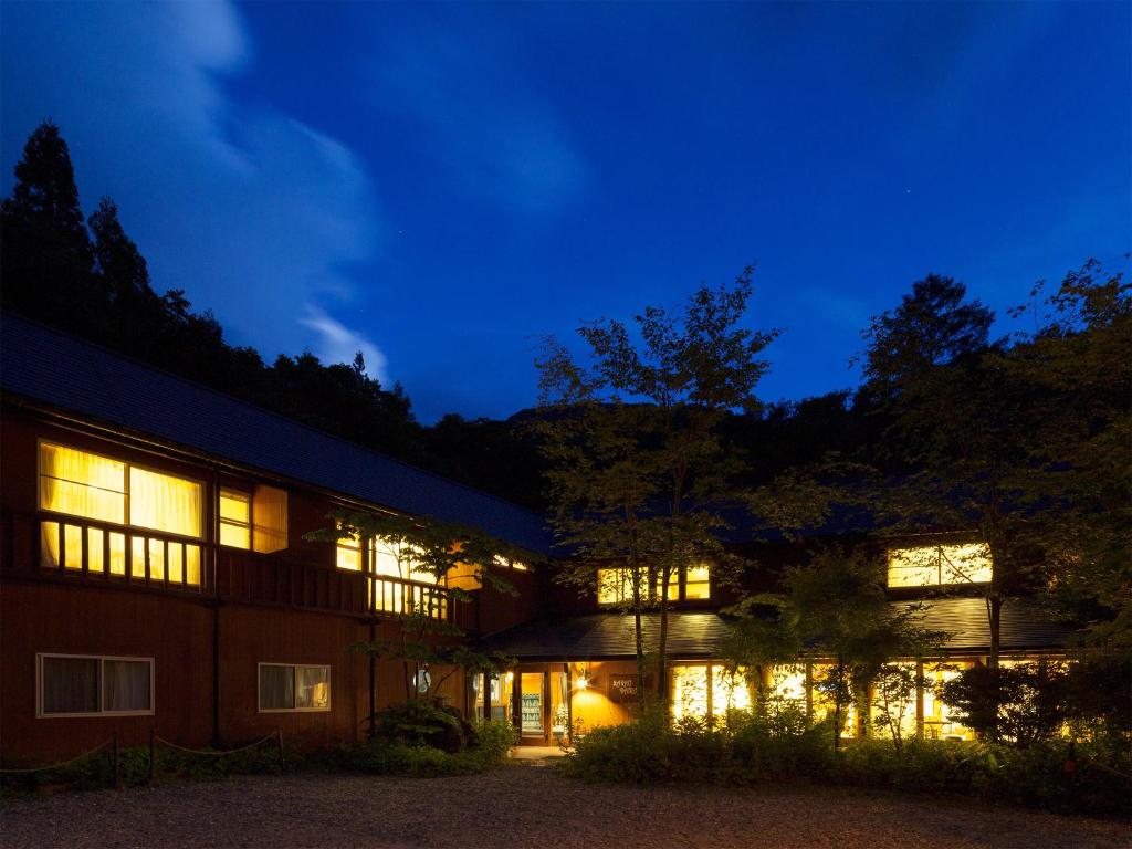 un bâtiment avec des lumières allumées la nuit dans l'établissement Nakaodaira, à Takayama