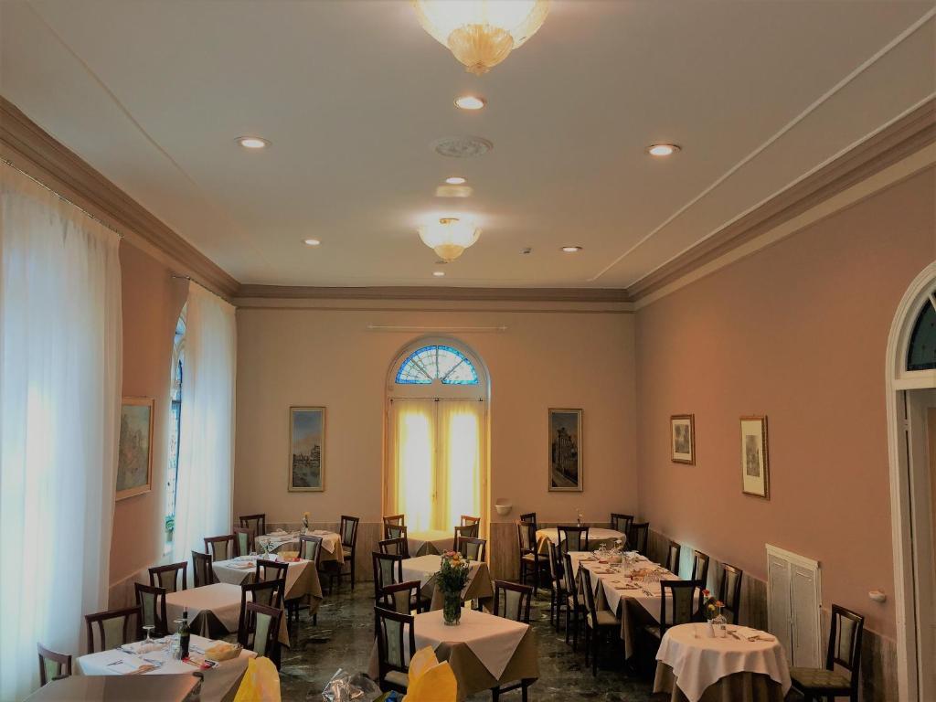 une salle à manger avec tables et chaises et une fenêtre dans l'établissement Hotel Villa Sophia, à Sanremo