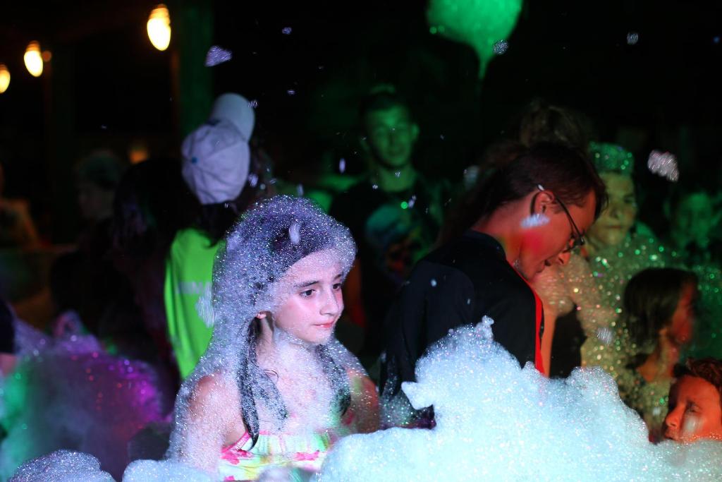 une jeune fille est couverte de confettis lors d'une fête dans l'établissement Camping Resort Les Champs Blancs, à Agde 37 autres photos