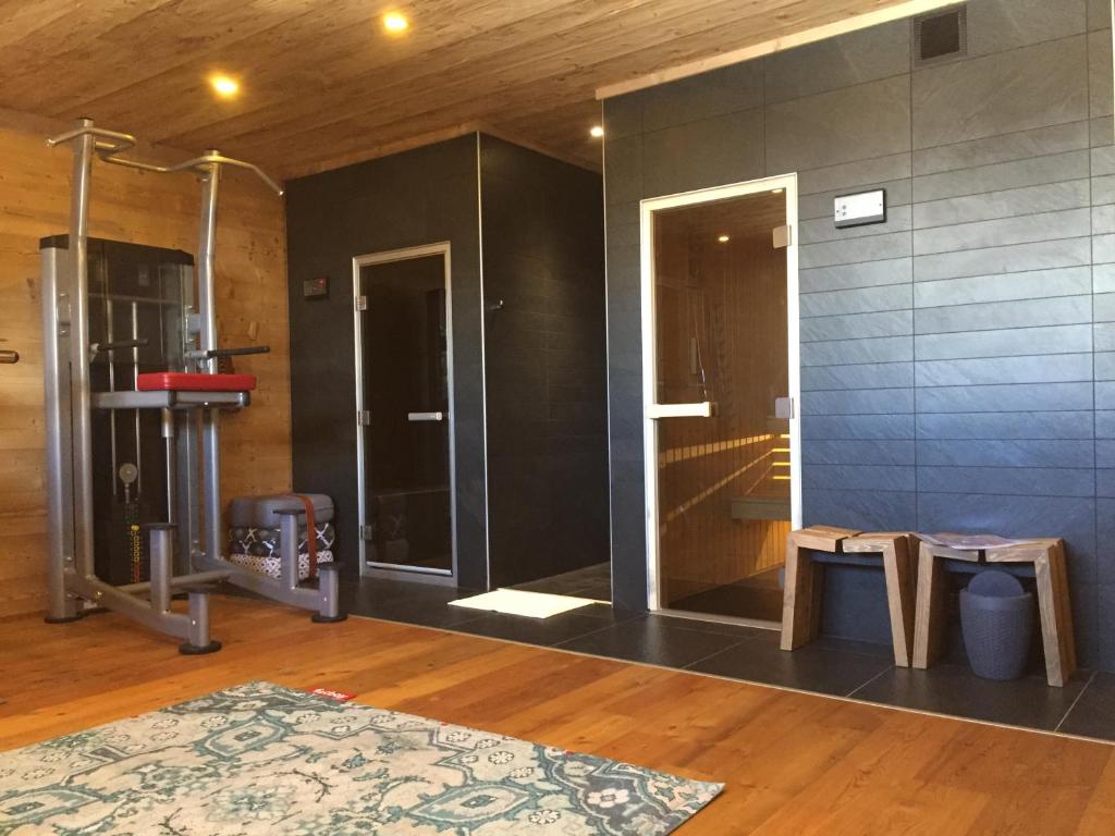 La salle de bains est pourvue d'une douche en verre et d'un tapis. dans l'établissement Chalet Lodge Oberig Exclusive, à Villard-Reculas