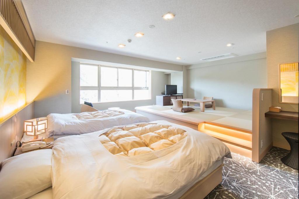 - une grande chambre avec 2 lits et une télévision dans l'établissement Ryokan Nenrinbo, à Kyoto 37 autres photos