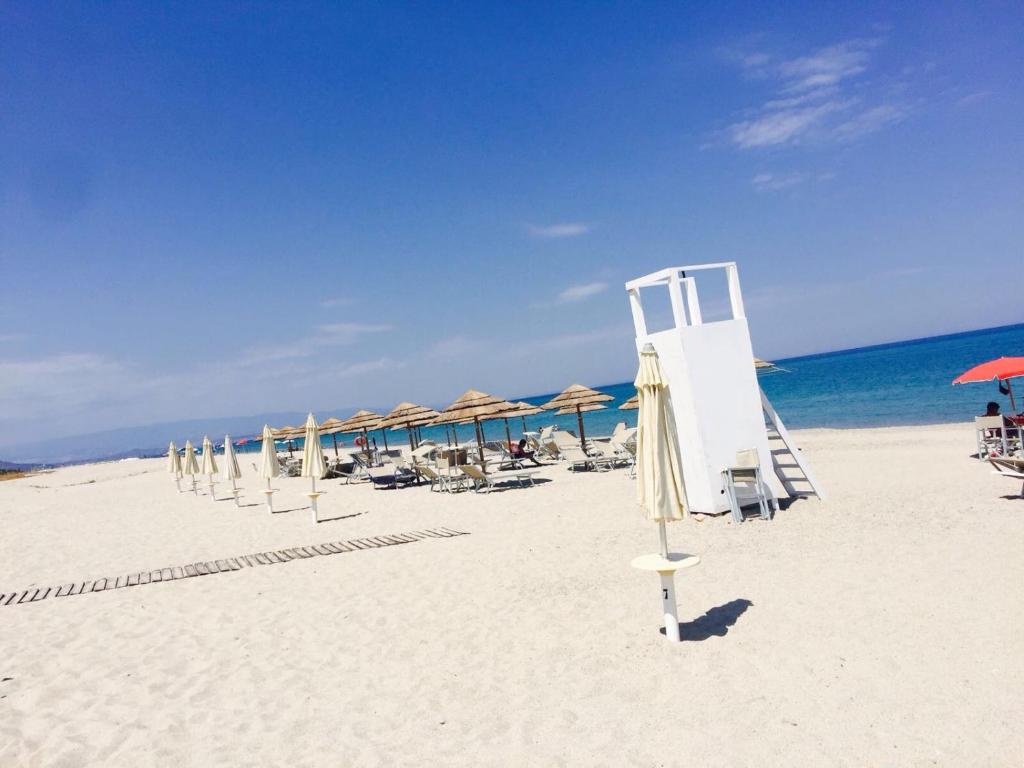 - une rangée de parasols et de chaises sur une plage dans l'établissement Hotel Villa Susy, à Davoli 41 autres photos