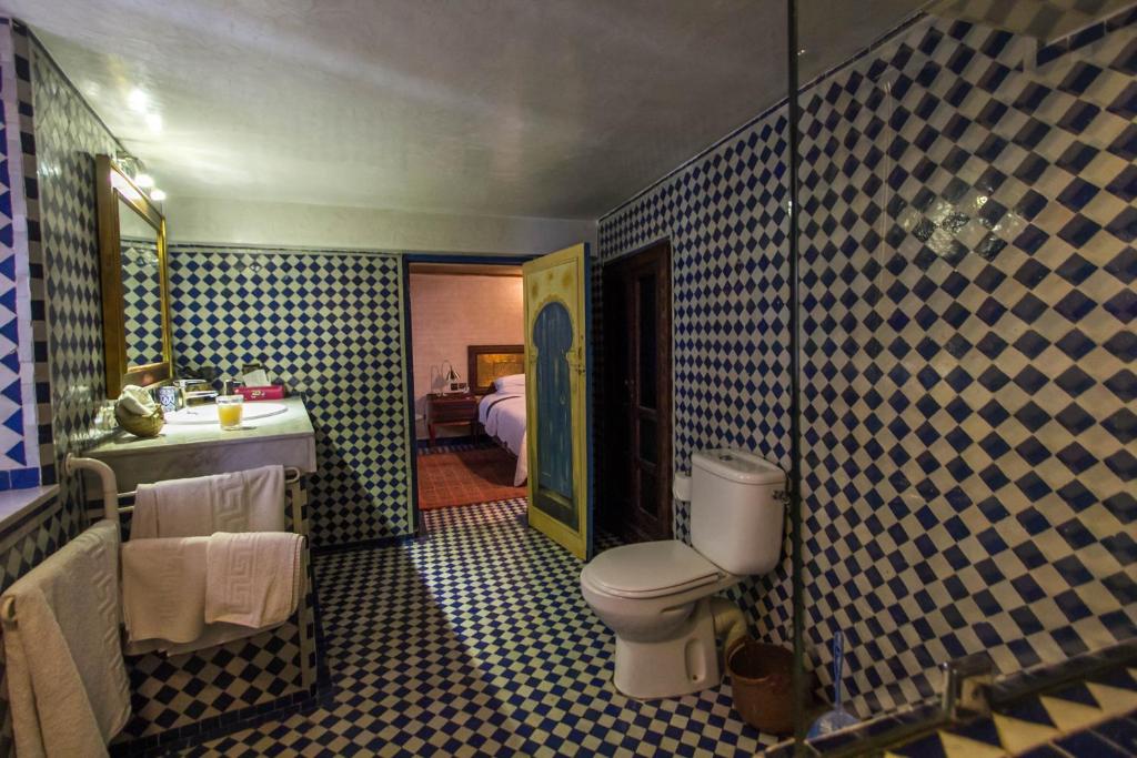 une salle de bain avec toilettes et lavabo dans une chambre dans l'établissement Riad Dar Cordoba, à Fès