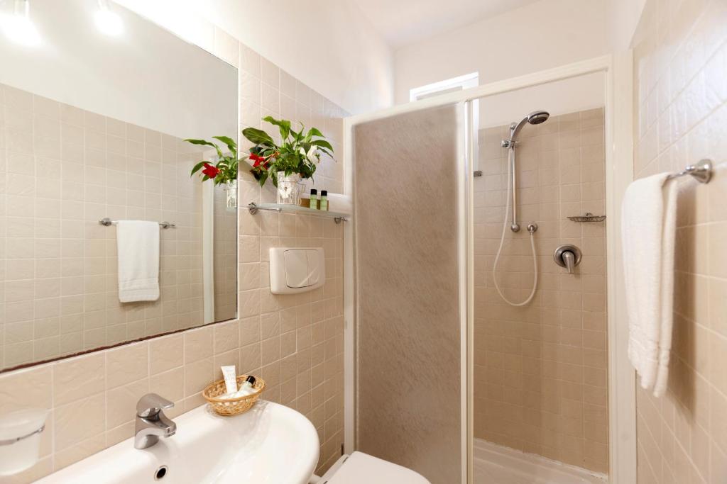 une salle de bain avec une douche, des toilettes et un lavabo dans l'établissement Hotel Villa Smeraldo, à Orbetello