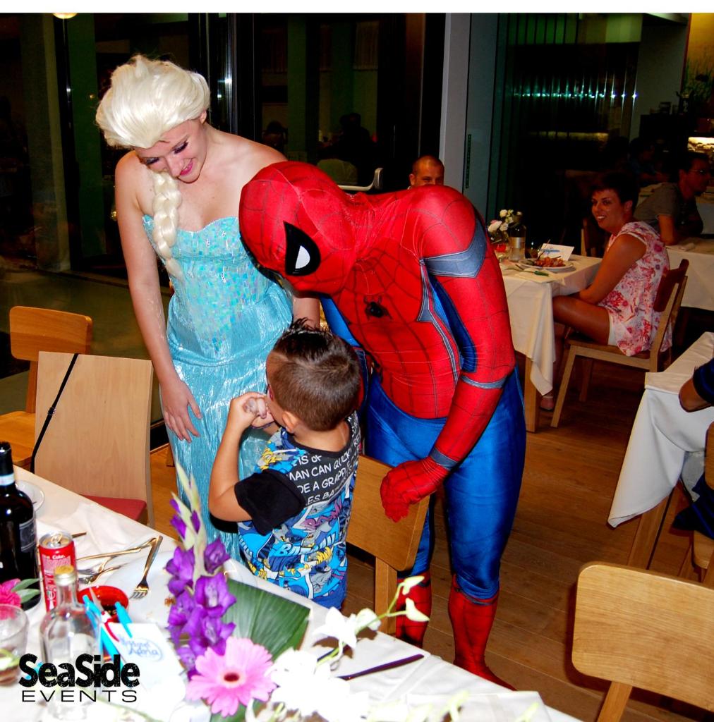 une femme debout à côté d'un enfant en costume dans l'établissement Hotel Adria, à Lignano Sabbiadoro