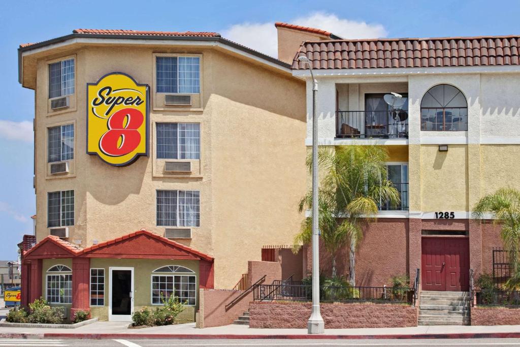 Super 8 by Wyndham Los Angeles Downtown Image