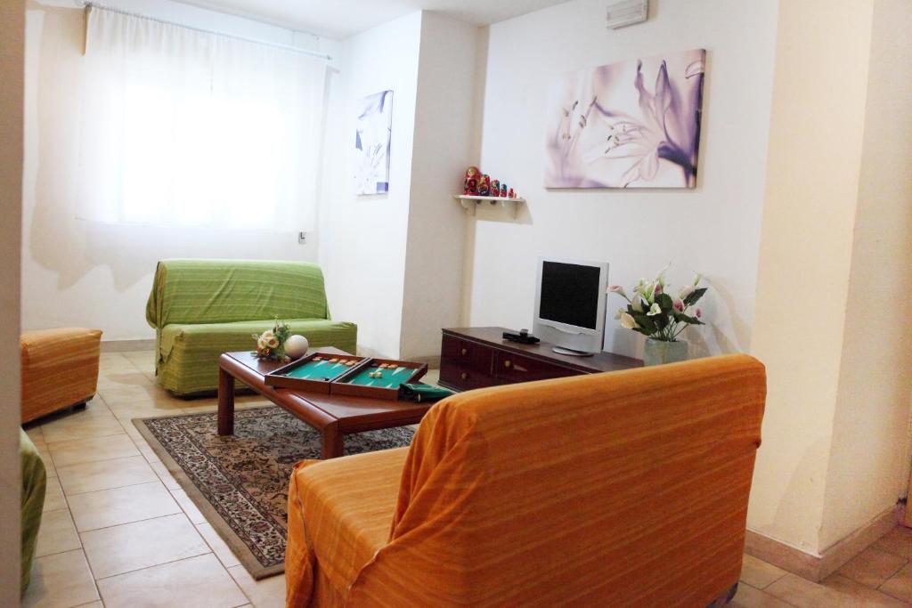 un salon avec un canapé et une table dans l'établissement Hotel Lagomaggio, à Rimini