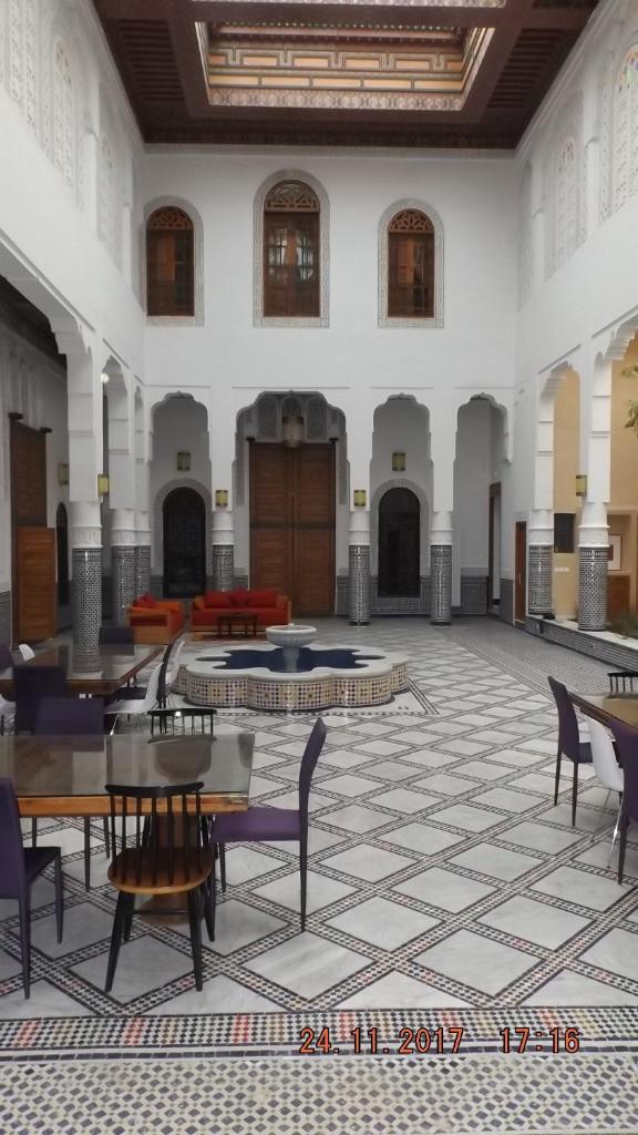 une grande chambre avec des tables et des chaises dans un bâtiment dans l'établissement Riad jasmins & Spa, à Fès 37 autres photos