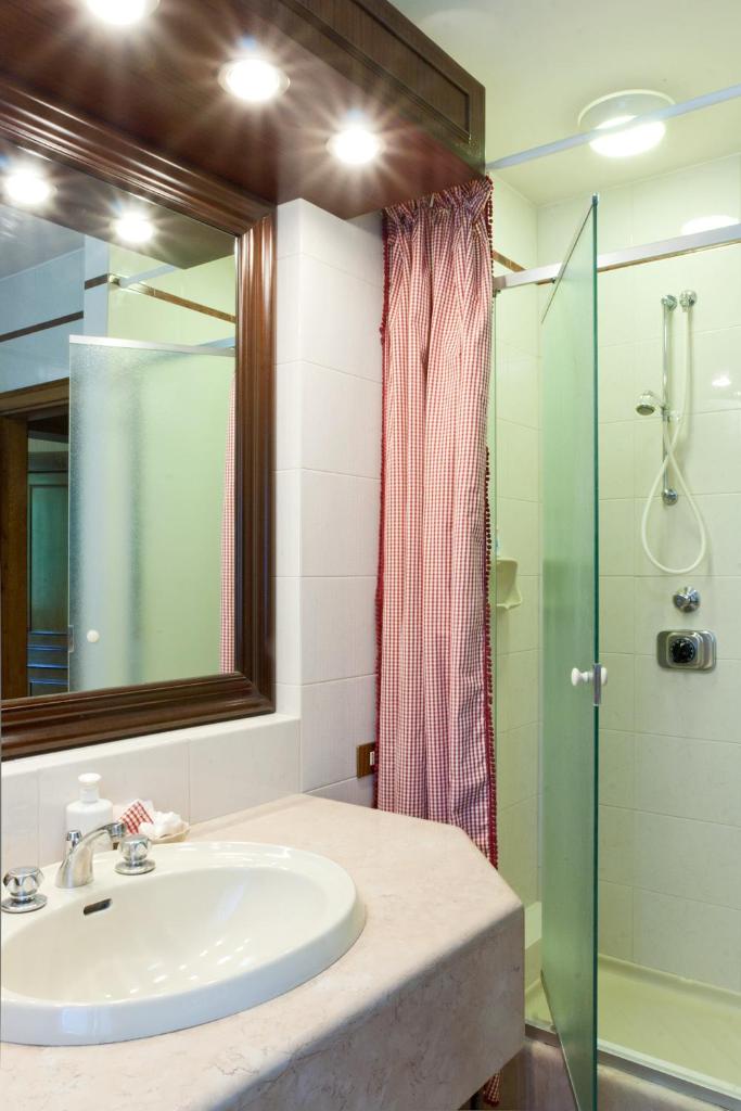 une salle de bain avec un lavabo et une douche dans l'établissement Asolo hills La Cimetta chic villa with pool, à Asolo 15 autres photos