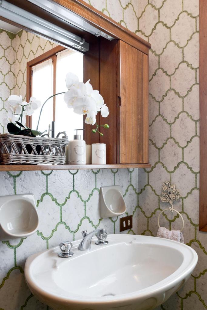 une salle de bain avec un lavabo et un miroir dans l'établissement Asolo hills La Cimetta chic villa with pool, à Asolo