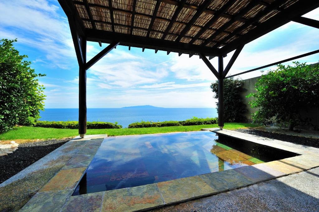 une piscine avec vue sur l'océan dans l'établissement Tsuki no Usagi, à Itō 21 autres photos