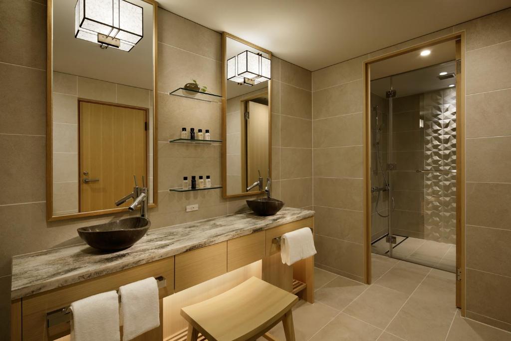 une salle de bain avec deux lavabos et une douche dans l'établissement Takanawa Hanakohro - in Grand Prince Hotel Takanawa, à Tokyo