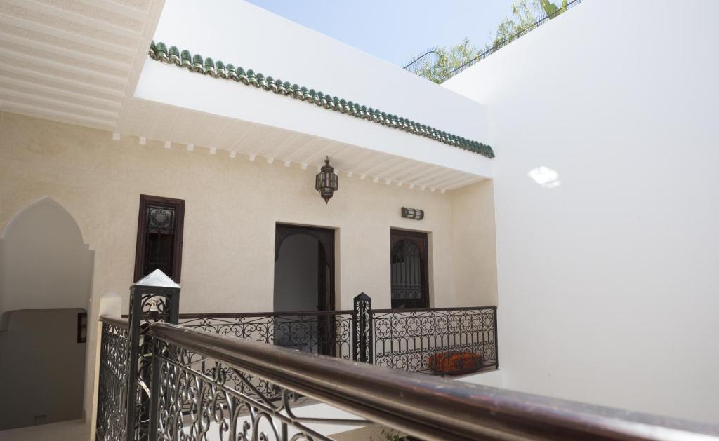 une vue depuis les escaliers d'une maison dans l'établissement Riad 46, à Marrakech