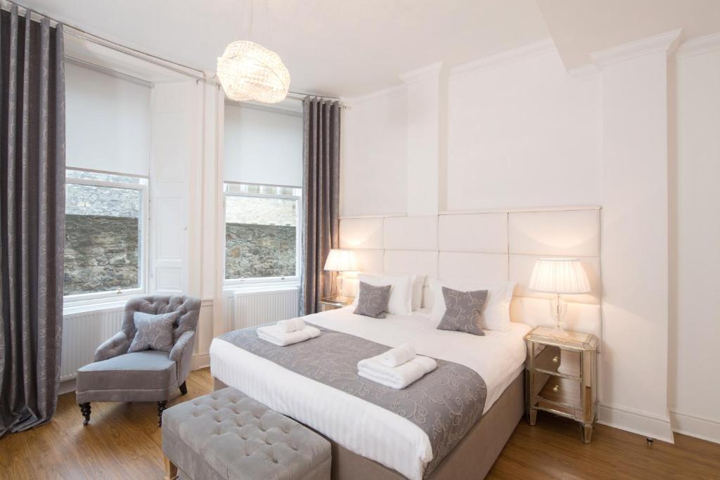 Edinburgh Castle Apartments 6