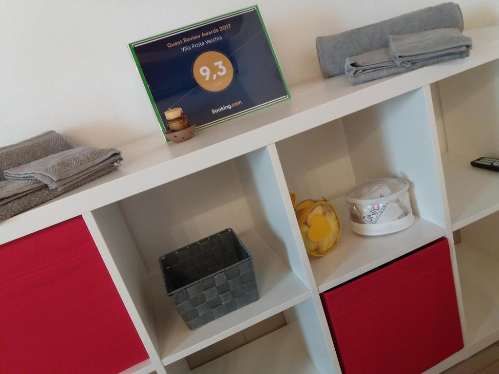 une étagère dans une pièce avec des tiroirs de couleur différente dans l'établissement Villa Posta Vecchia, à Loreo