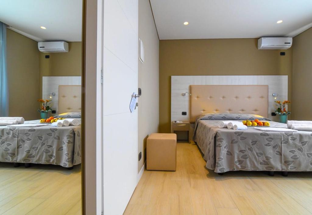 - une chambre avec 2 lits et une chambre avec dans l'établissement Hotel Ristorante Fortuna, à Cavallino-Treporti