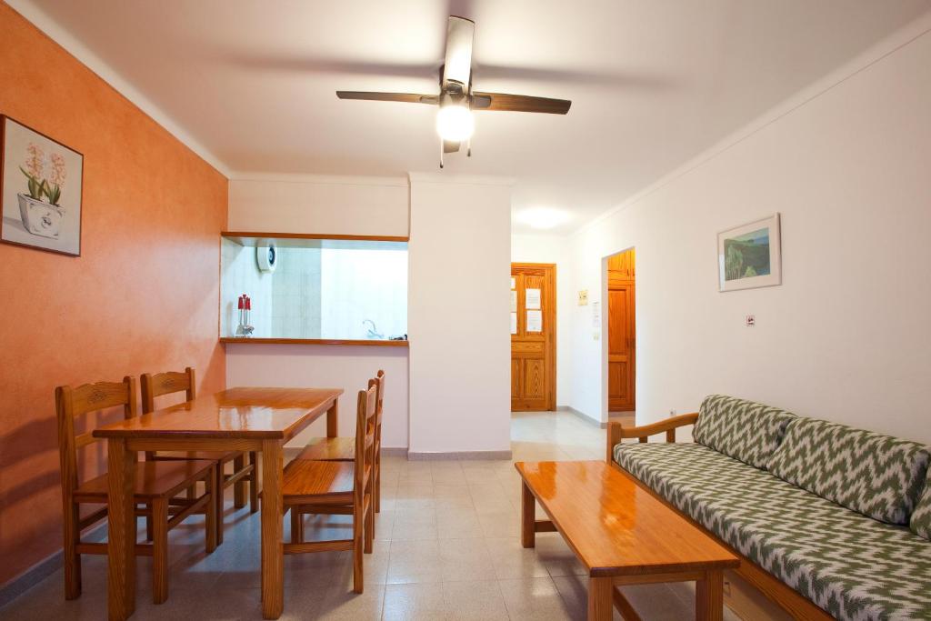 Apartamentos Playa Es Cana 8