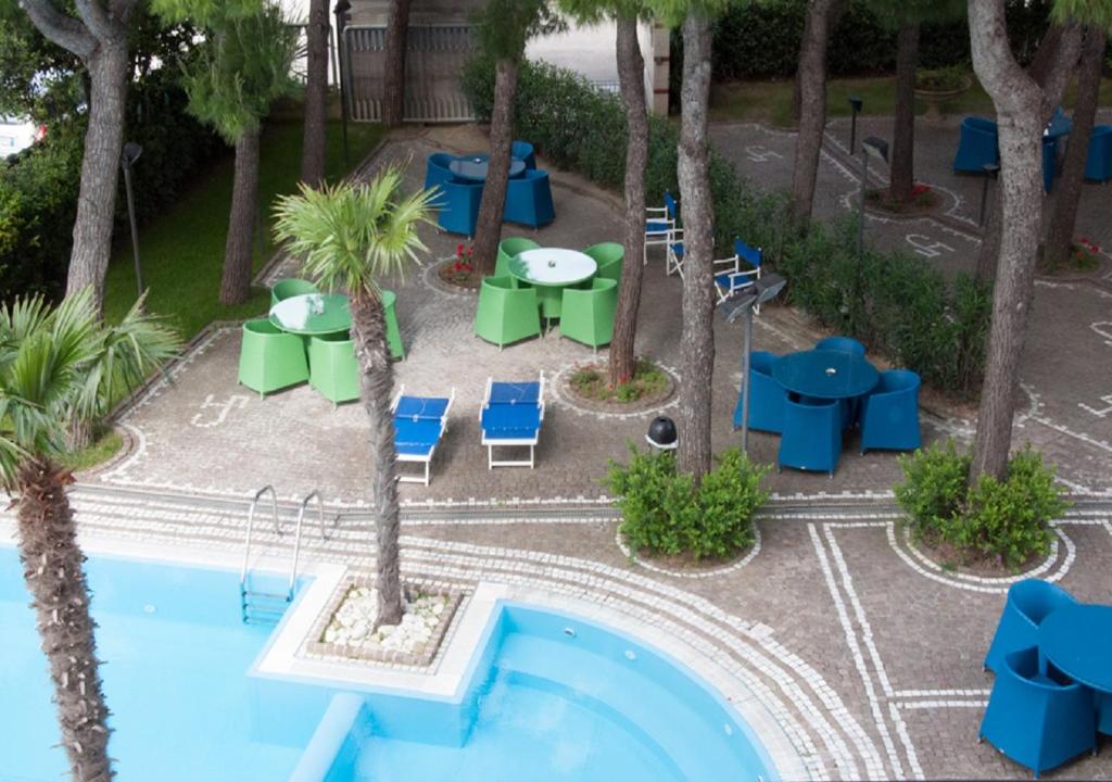 un complexe avec un billard, des tables et des chaises dans l'établissement Hotel Sporting, à San Benedetto del Tronto