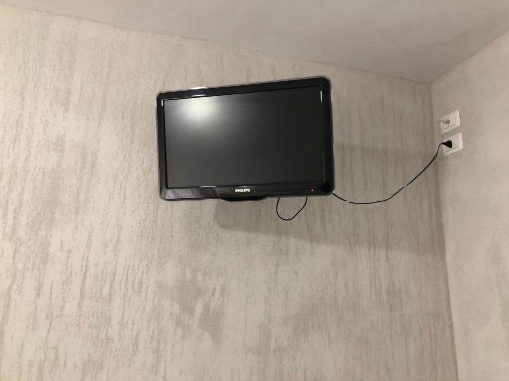 un téléviseur à écran plat accroché au mur dans l'établissement Hotel Monti, à Riccione
